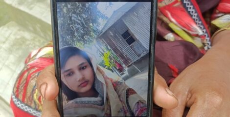 কৃষক পরিবারের মেয়েকে অপহরণ, মেয়ের ছবি হাতে অঝোরে কাঁদছেন বাবা-মা