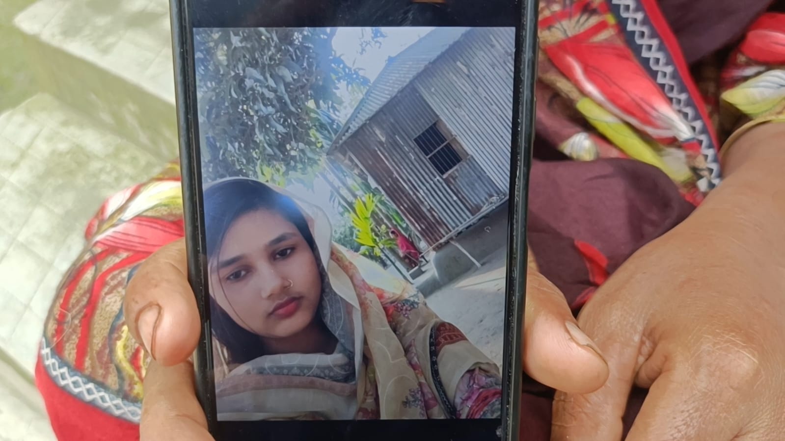 কৃষক পরিবারের মেয়েকে অপহরণ, মেয়ের ছবি হাতে অঝোরে কাঁদছেন বাবা-মা