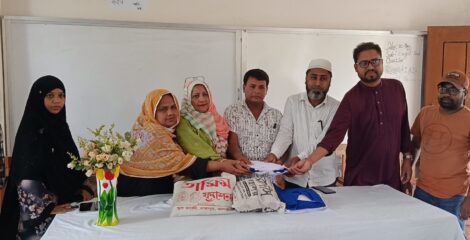 রাজাপুরে ১৬ শিক্ষার্থীকে স্কুল ড্রেস উপহার দিলেন যুবদল নেতা সোহেল