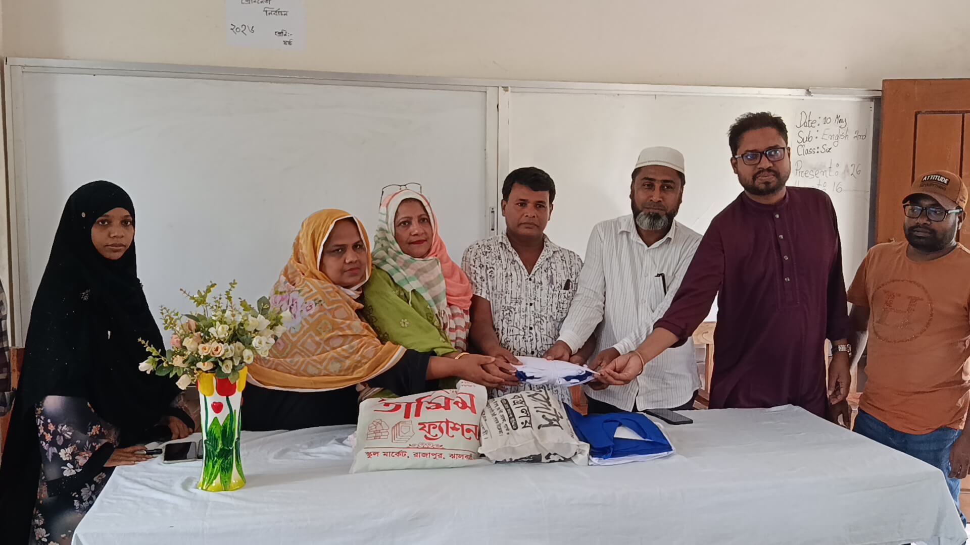 রাজাপুরে ১৬ শিক্ষার্থীকে স্কুল ড্রেস উপহার দিলেন যুবদল নেতা সোহেল
