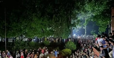 জাবিতে ধর্ষণচেষ্টার ঘটনায় নারী শিক্ষার্থীদের মানববন্ধন ও মশাল মিছিল, প্রক্টরের পদত্যাগ দাবিতে উত্তাল ক্যাম্পাস