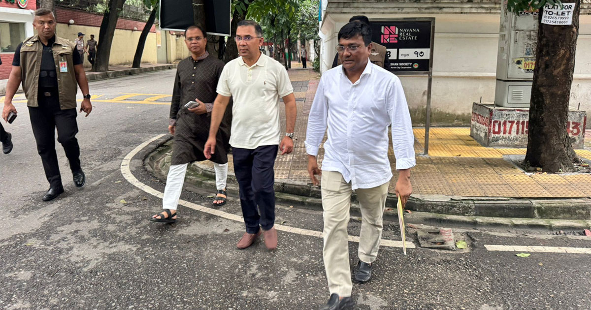 ছুটির দিনে হেঁটে বিএনপির গুলশান কার্যালয়ে তারেক রহমান