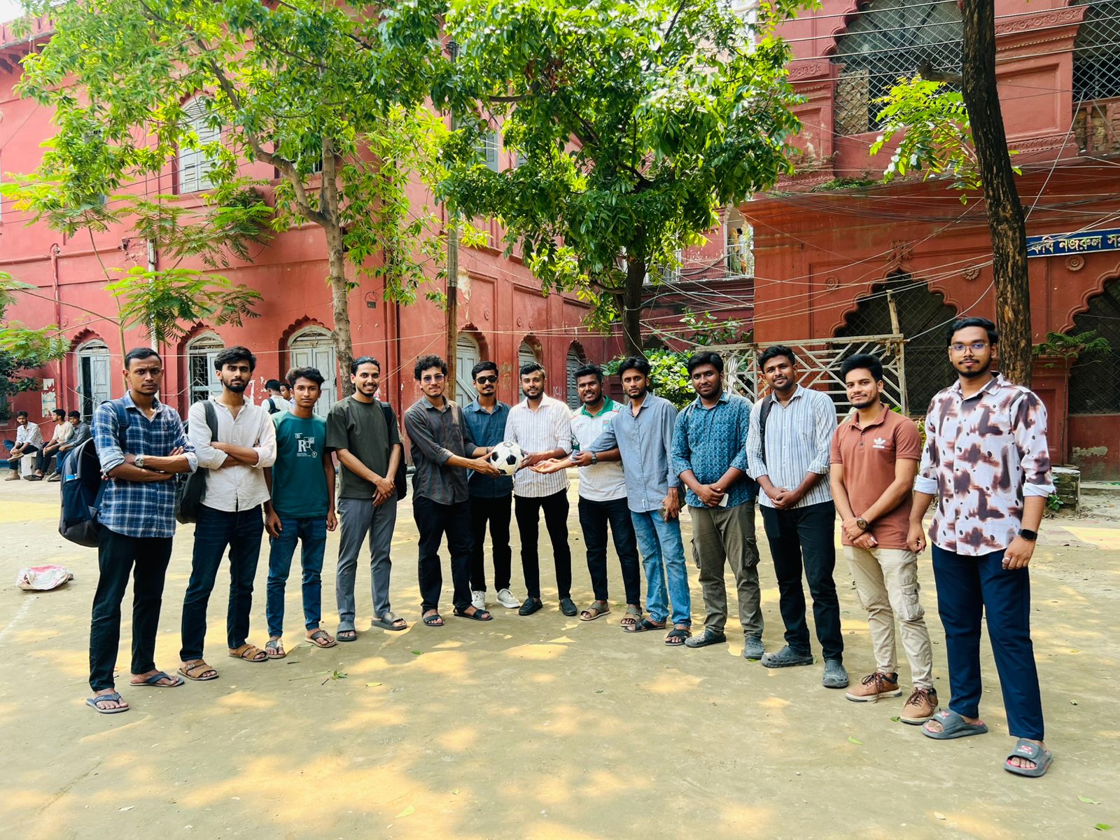 রাষ্ট্রবিজ্ঞান বিভাগকে ফুটবল উপহার দিলেন ছাত্রদল নেতা জামাল