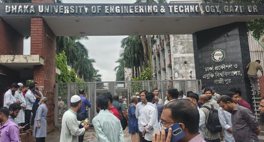 সংঘর্ষের পরও থামেনি আন্দোলন, ডুয়েটে প্রশাসনিক কার্যক্রম স্থবির