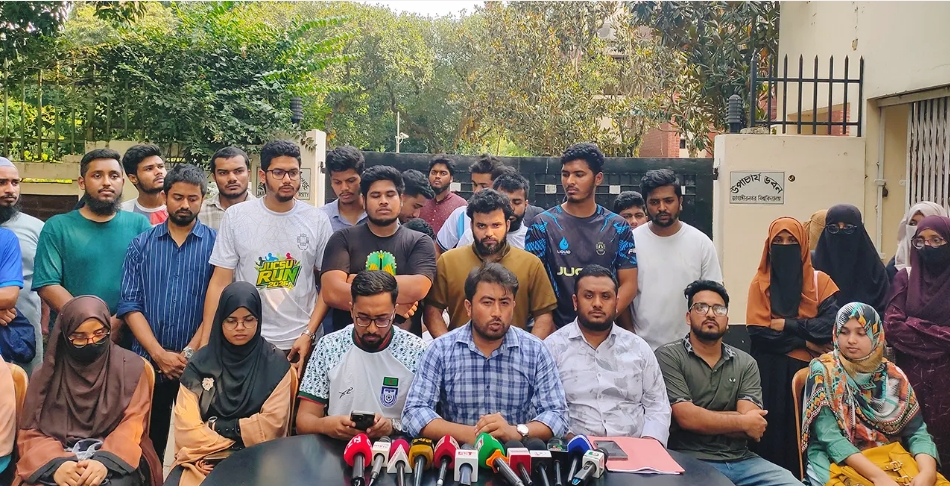 অভিযুক্ত গ্রেপ্তার না হলে মহাসড়ক অবরোধের হুঁশিয়ারি জাকসুর