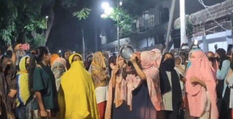 রাজনীতি নিষিদ্ধের দাবিতে মধ্যরাতে উত্তাল ইডেন মহিলা কলেজ