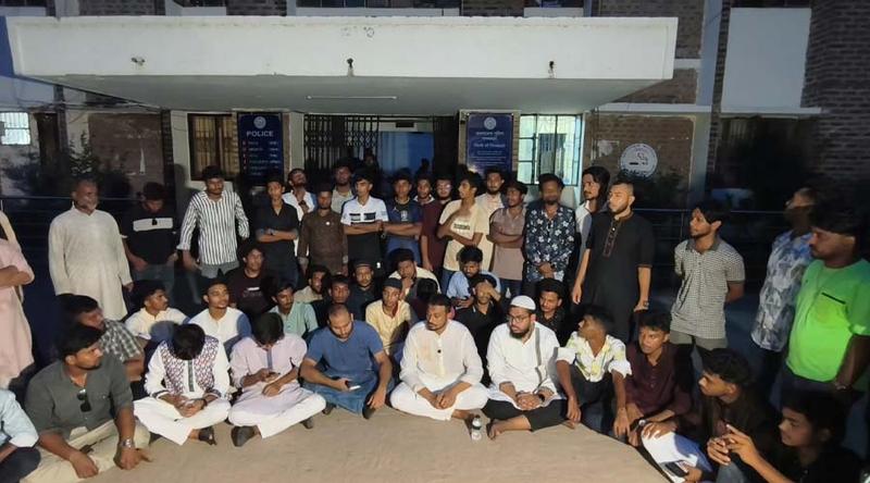 মামলা না নেওয়ায় থানার সামনে বসে আছেন নাসীরুদ্দীন পাটওয়ারী