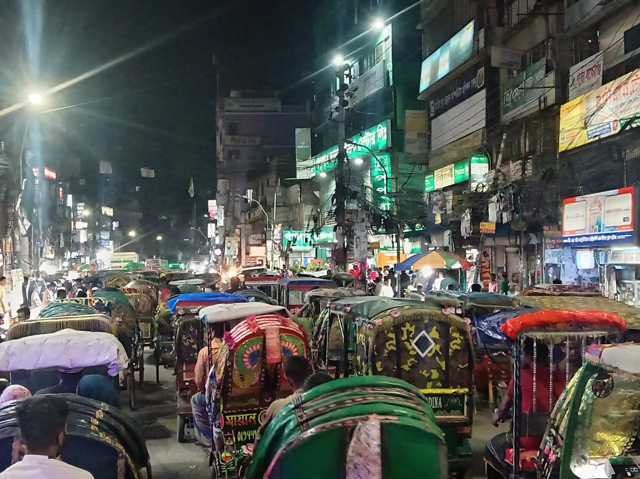 বৃদ্ধি পাচ্ছে অটোযান, বাড়ছে যানজট: যাত্রাবাড়ী-সদরঘাট রুটে চরম দুর্ভোগ