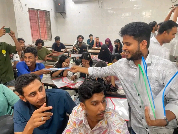 ‎এইচএসসি পরীক্ষার্থীদের মাঝে কবি নজরুল কলেজ ছাত্রদলের শিক্ষা সামগ্রী বিতরণ ও মতবিনিময়