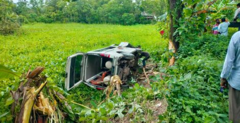ঝালকাঠিতে রোগী বহনকারী অ্যাম্বুলেন্স খাদে, আহত ১