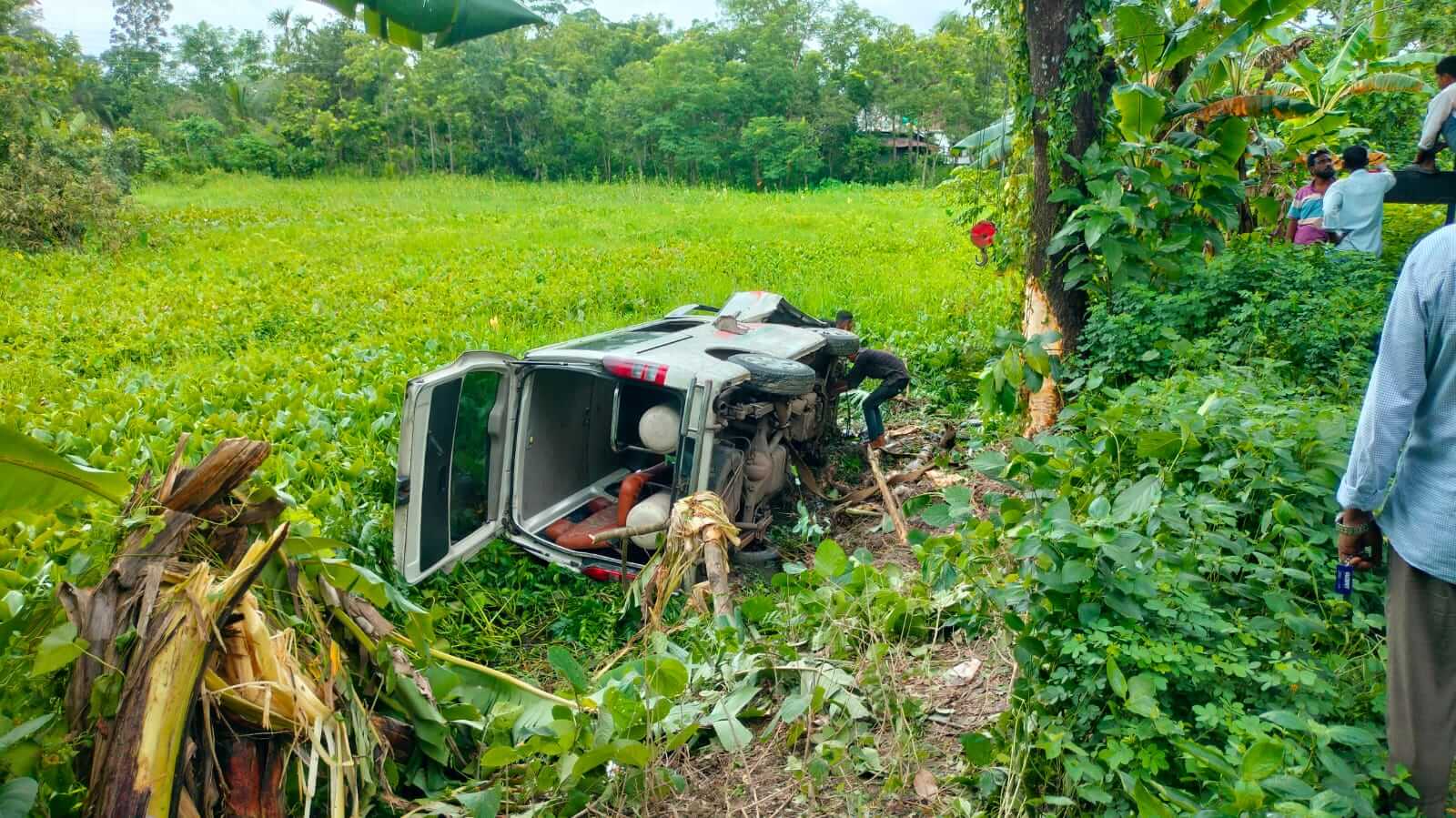 ঝালকাঠিতে রোগী বহনকারী অ্যাম্বুলেন্স খাদে, আহত ১
