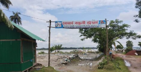 ঝালকাঠিতে মহাসড়ক খুঁড়ে সুড়ঙ্গে ড্রেজারের অবৈধ পাইপ, ঝুঁকিতে নদীপাড়ের সড়ক