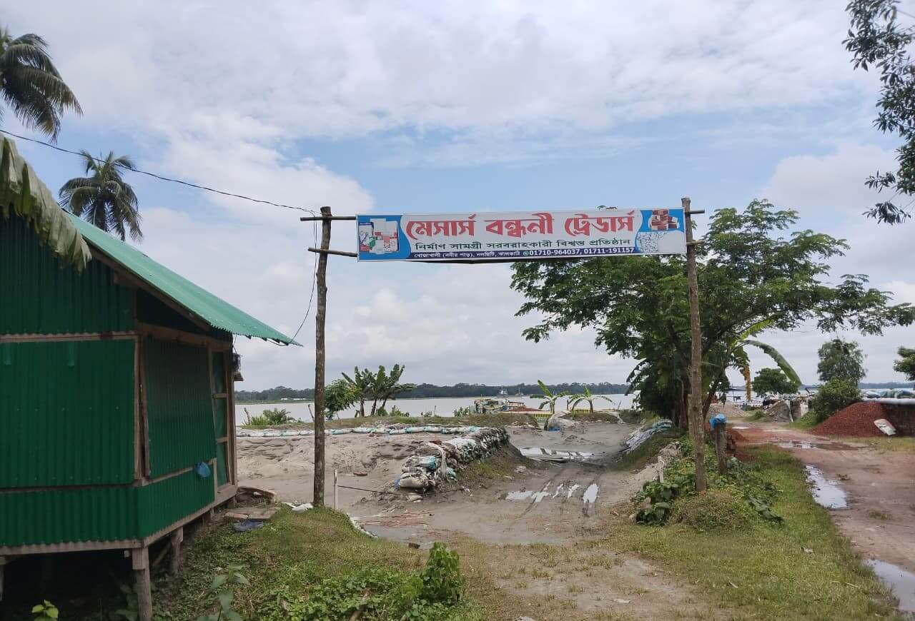 ঝালকাঠিতে মহাসড়ক খুঁড়ে সুড়ঙ্গে ড্রেজারের অবৈধ পাইপ, ঝুঁকিতে নদীপাড়ের সড়ক