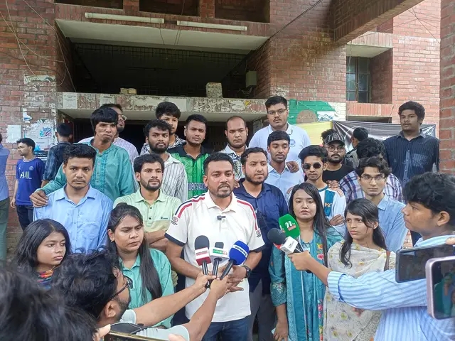 সরকারের ৬ মাস পূর্তি ও রিজভী আহমেদকে মহাসচিব করায় জাবিতে ছাত্রদলের শুভেচ্ছা মিছিল