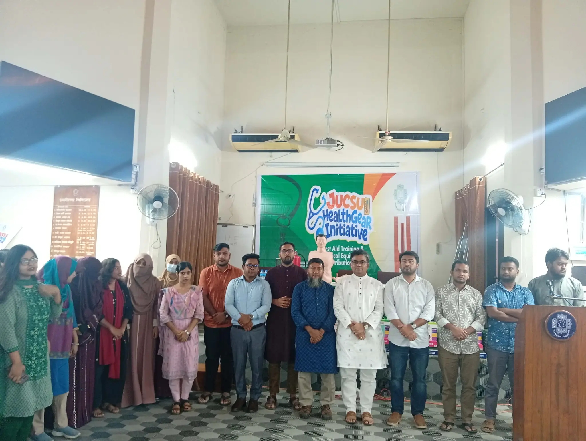 জাকসুর উদ্যোগে প্রাথমিক চিকিৎসা প্রশিক্ষণ ও চিকিৎসা সরঞ্জাম বিতরণ অনুষ্ঠিত