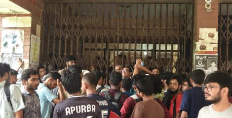 মাঠ-অবকাঠামো সংস্কারের দাবিতে জাবির প্রশাসনিক ভবনে তালা