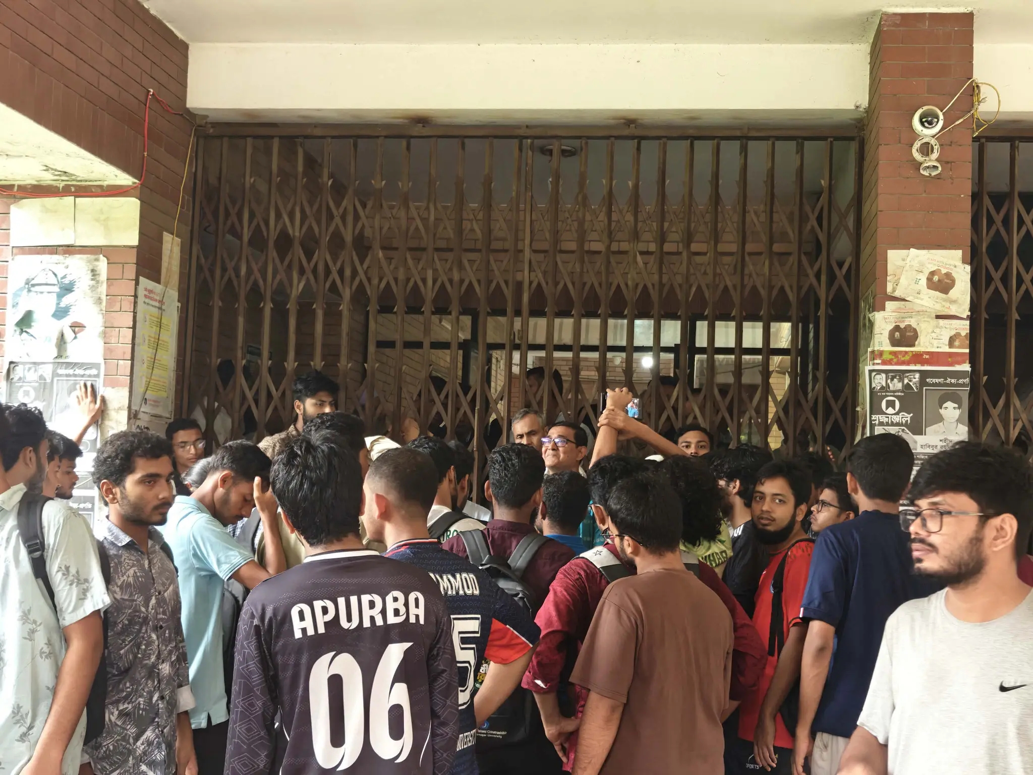 মাঠ-অবকাঠামো সংস্কারের দাবিতে জাবির প্রশাসনিক ভবনে তালা
