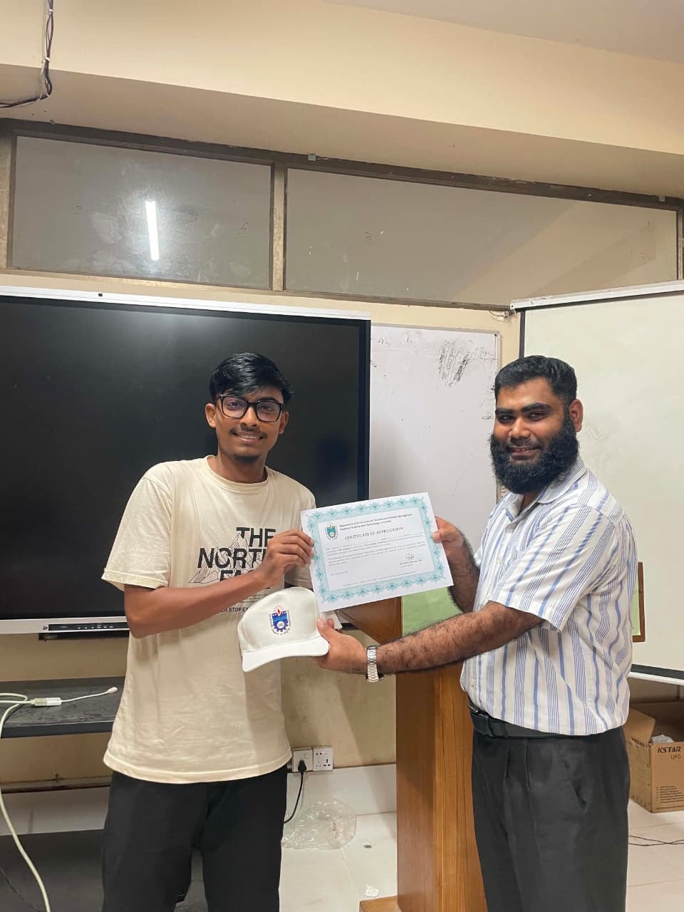 শতভাগ উপস্থিত শিক্ষার্থীদের জন্য ‘অ্যাওয়ার্ড অব এক্সিলেন্স’ চালু করলেন ড.মো.শিবলুর রাহমান।