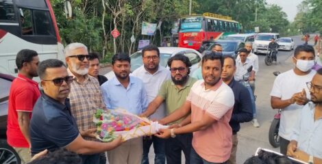 ঝালকাঠিতে কেন্দ্রীয় যুবনেতা সোহেলকে ফুল দিয়ে বরণ