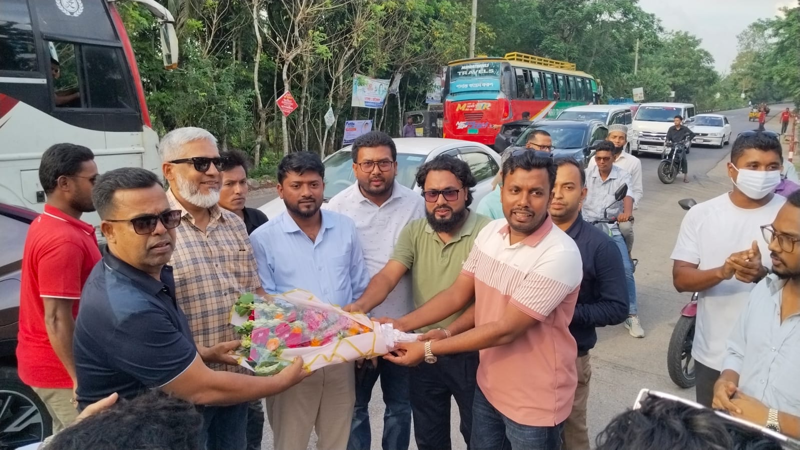 ঝালকাঠিতে কেন্দ্রীয় যুবনেতা সোহেলকে ফুল দিয়ে বরণ
