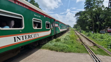 শ্রীপুরে চলন্ত ট্রেনে যাত্রী ছুরিকাহত, অবস্থা আশঙ্কাজনক