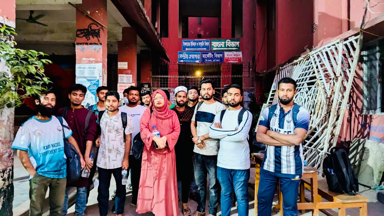 সরকারি ছুটির বাহানায় কবি নজরুল কলেজের রিডিং রুমে তালা দিল কলেজ প্রশাসন, শিক্ষার্থীদের ক্ষোভ