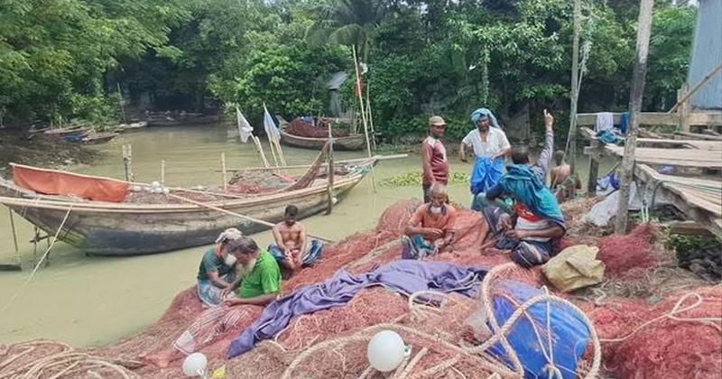 আজ মধ্যরাত থেকে ইলিশ ধরায় নিষেধাজ্ঞা জারি